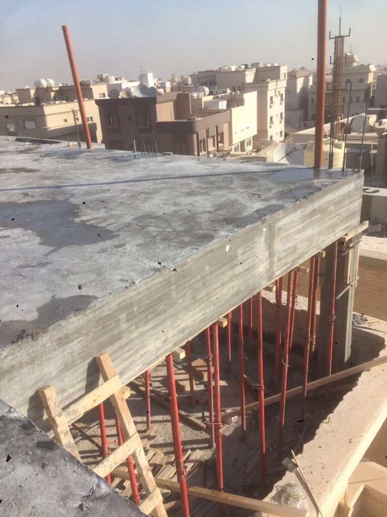 "مقاولات عامة يقوم ببناء هيكل اسود"